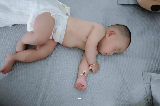 代怀包生男孩机构宝宝突然很多眼屎